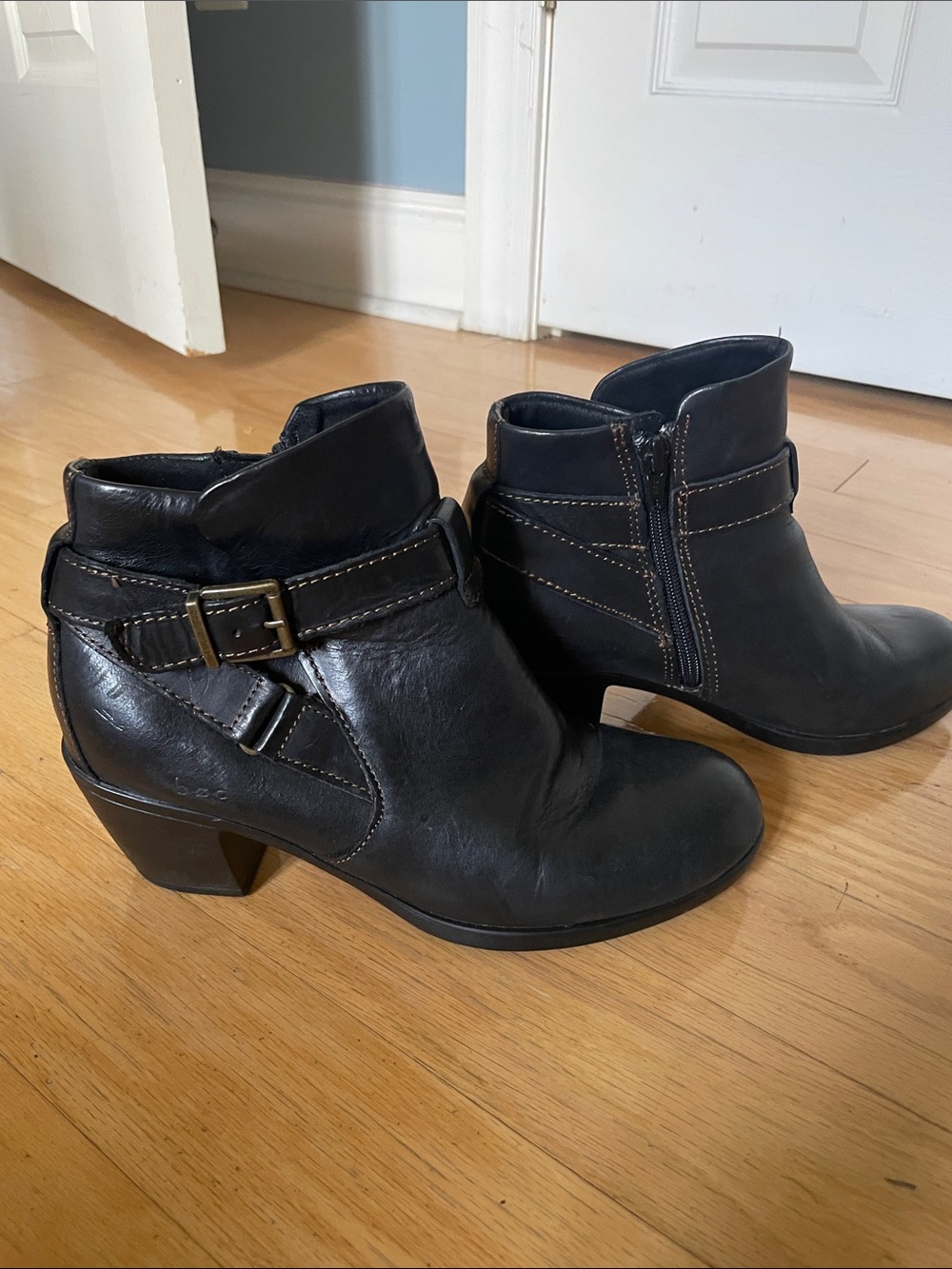 B.O.C. Women’s Black Leather Ankle Booties with Buckle Accent size 7